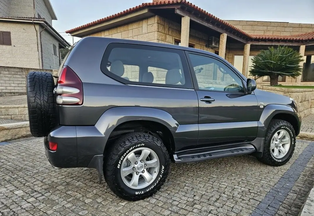 Toyota Land Cruiser 2004 - 20000 EUR, 280782 km - AUTO.MOTO.pt - 280782km - foto 4 de 6