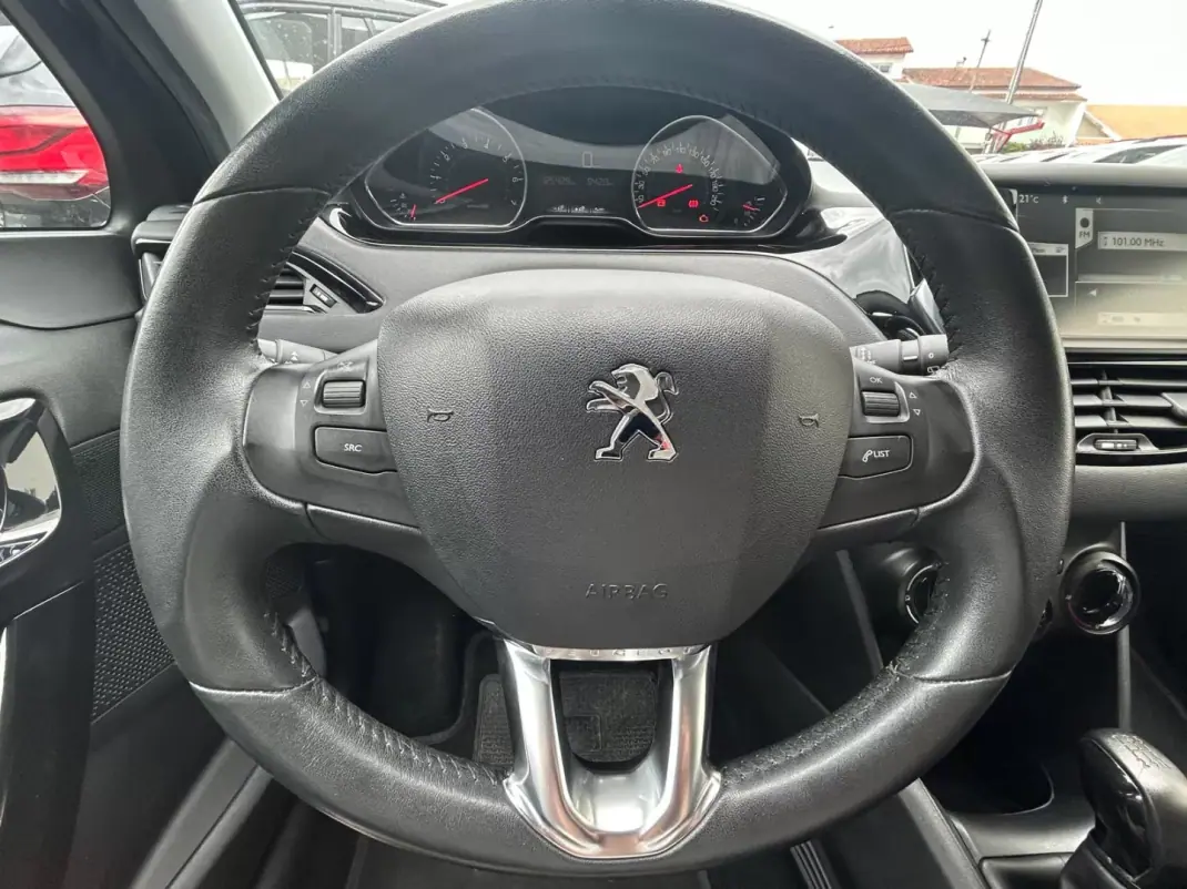 Peugeot 208 2014 - 8500 EUR, 125429 km - AUTO.MOTO.pt - 125429km - foto 10 de 17
