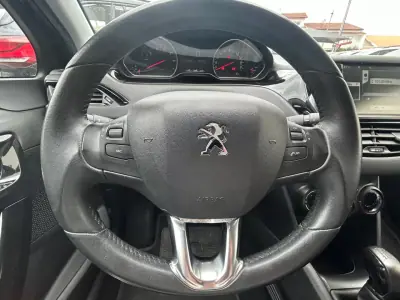 Peugeot 208 2014 - 8500 EUR, 125429 km - AUTO.MOTO.pt - 125429km - foto 10 de 17