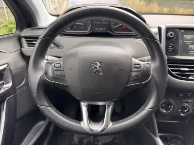 Peugeot 208 2016 - 9900 EUR, 90526 km - AUTO.MOTO.pt - 90526km - foto 11 de 22