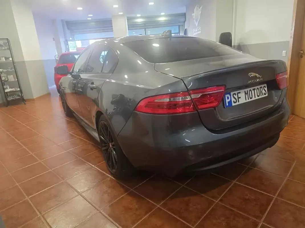 Jaguar XE 2017 - 16980 EUR, 185325 km - 185325km - foto 3 de 36