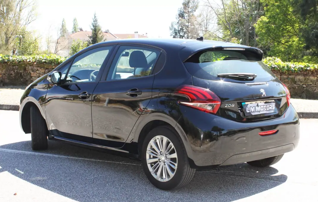 Peugeot 208 2018 - 9990 EUR, 109000 km - AUTO.MOTO.pt - 109000km - foto 9 de 27