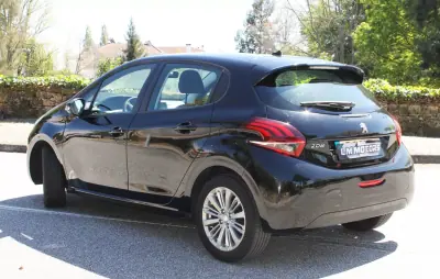 Peugeot 208 2018 - 9990 EUR, 109000 km - AUTO.MOTO.pt - 109000km - foto 9 de 27