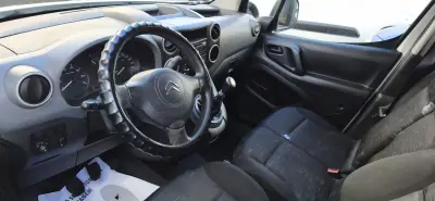 Citroën Premium 3 lugares 2011 - 7500 EUR, 274782 km - AUTO.MOTO.pt - 274782km - foto 3 de 5