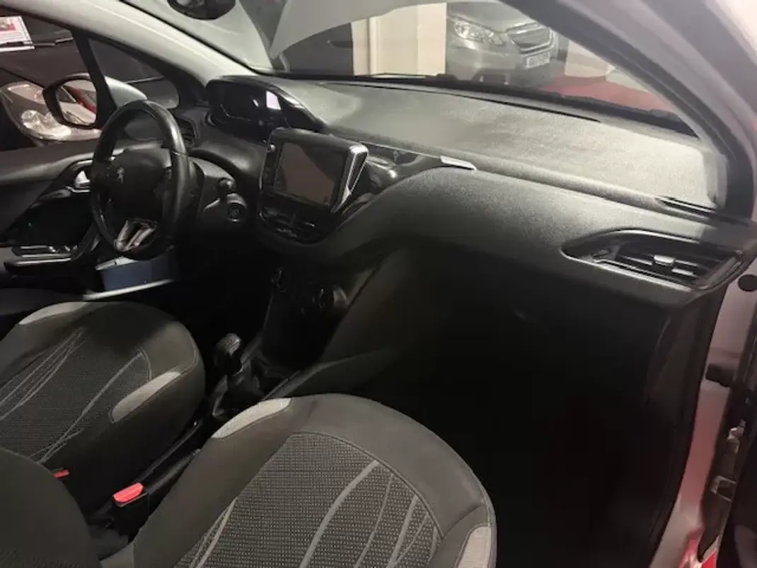 Peugeot 208 2014 - 7400 EUR, 116000 km - AUTO.MOTO.pt - 116000km - foto 20 de 26