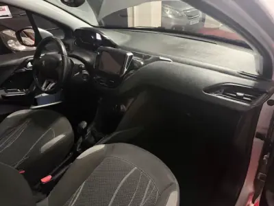 Peugeot 208 2014 - 7400 EUR, 116000 km - AUTO.MOTO.pt - 116000km - foto 20 de 26