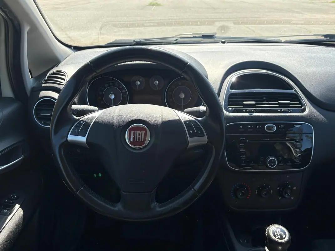 Fiat Punto 2015 - 6850 EUR, 76000 km - AUTO.MOTO.pt - 76000km - foto 13 de 13