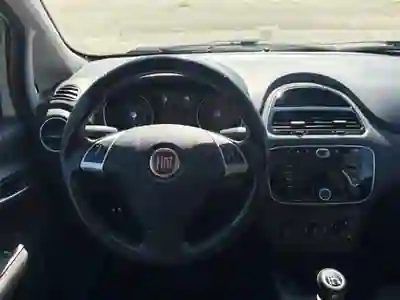 Fiat Punto 2015 - 6850 EUR, 76000 km - AUTO.MOTO.pt - 76000km - foto 13 de 13