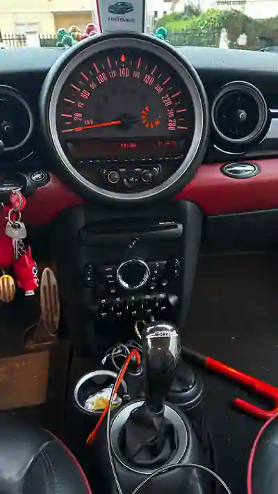 MINI John Cooper Works 2012 - 14990 EUR, 165000 km - AUTO.MOTO.pt - 165000km - foto 7 de 12