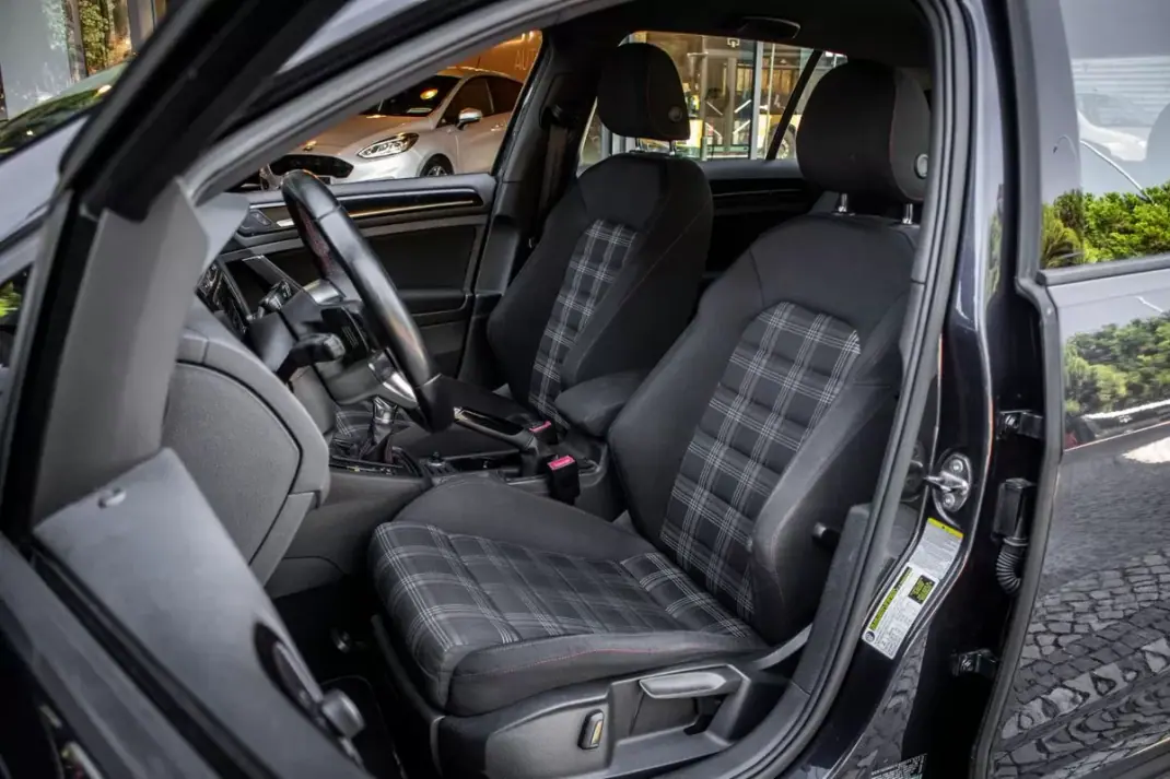 Volkswagen Golf 2015 - 24990 EUR, 83192 km - AUTO.MOTO.pt - 83192km - foto 31 de 45