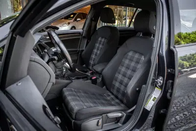 Volkswagen Golf 2015 - 24990 EUR, 83192 km - AUTO.MOTO.pt - 83192km - foto 31 de 45