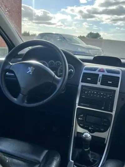 Peugeot 307 2002 - 5000 EUR, 234389 km - AUTO.MOTO.pt - 234389km - foto 7 de 9