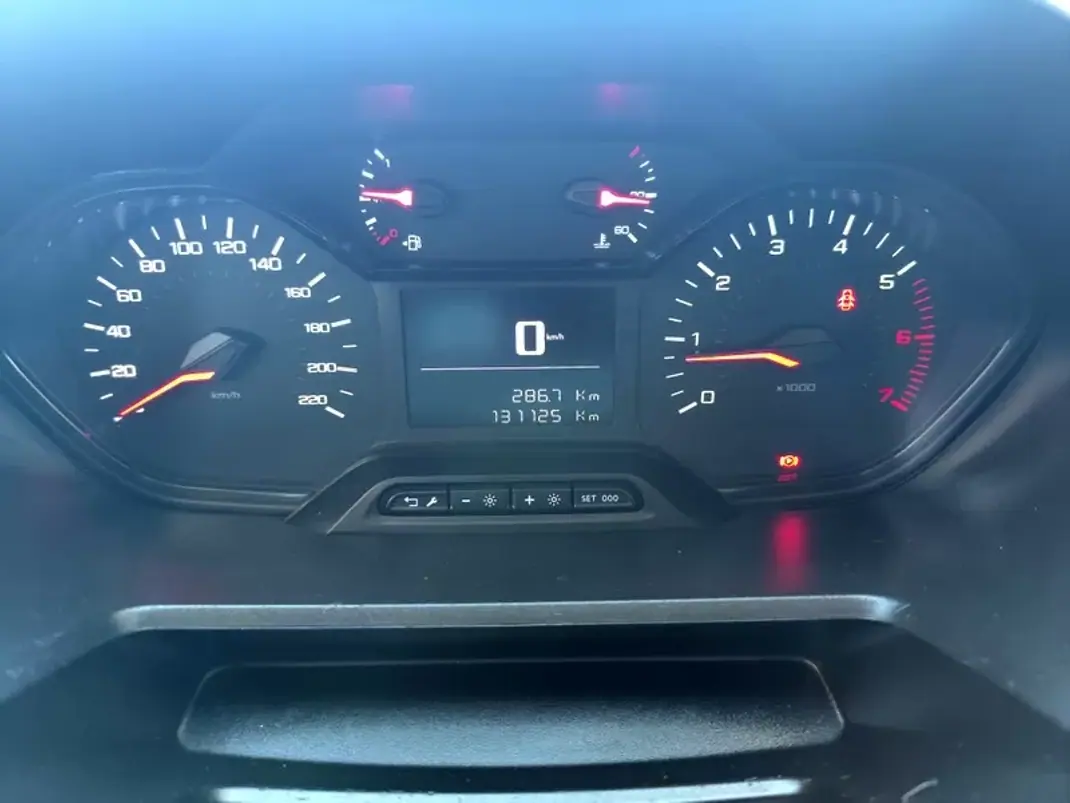 Peugeot Partner 1.6 HDI , 3 Lug. , Iva Dedutivel 2019 - 12480 EUR, 131000 km - AUTO.MOTO.pt - 131000km - foto 20 de 29