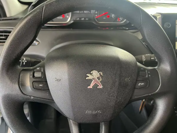Peugeot 208 2013 - 7600 EUR, 235844 km - AUTO.MOTO.pt - 235844km - foto 17 de 19