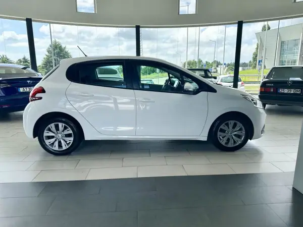 Peugeot 208 2018 - 11990 EUR, 141744 km - AUTO.MOTO.pt - 141744km - foto 20 de 21