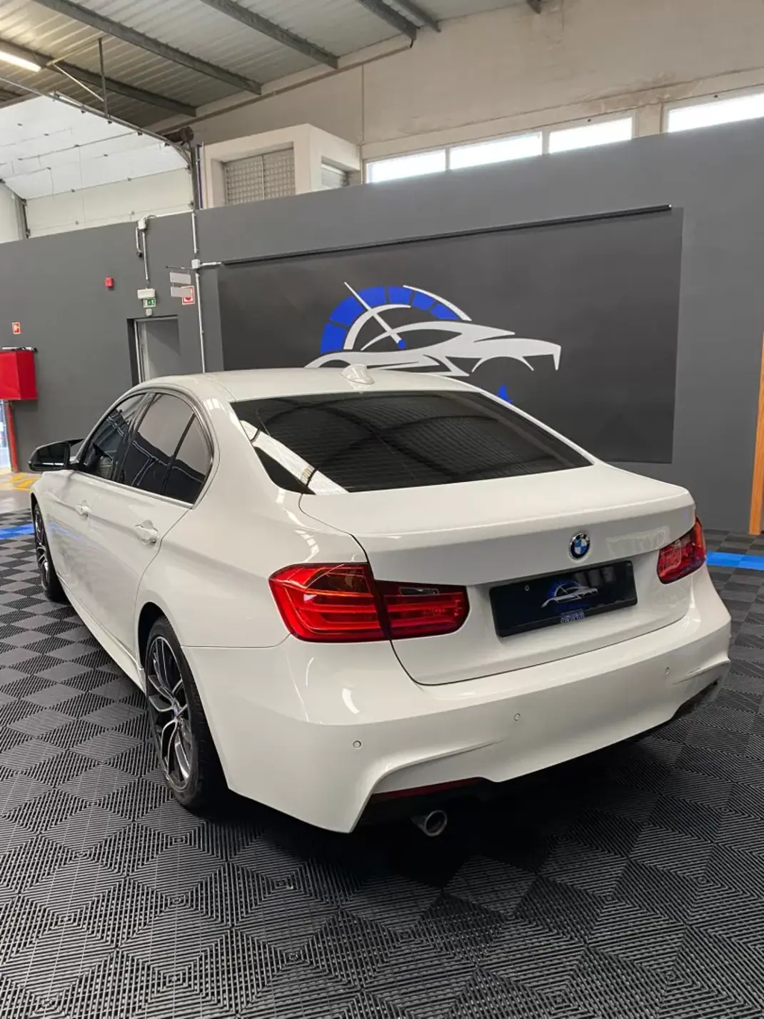 BMW 320 2015 - 14490 EUR, 252230 km - AUTO.MOTO.pt - 252230km - foto 4 de 10