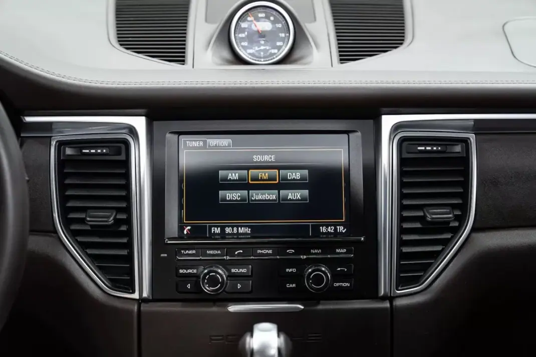 Porsche Macan 2016 - 49950 EUR, 131000 km - AUTO.MOTO.pt - 131000km - foto 39 de 53