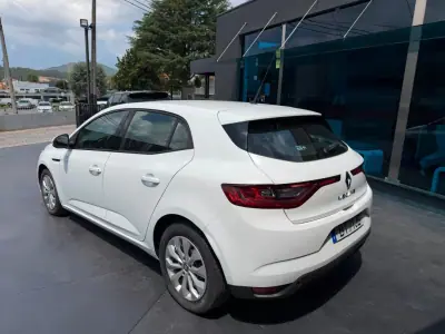 Renault Mégane 2018 - 15500 EUR, 146000 km - AUTO.MOTO.pt - 146000km - foto 6 de 11