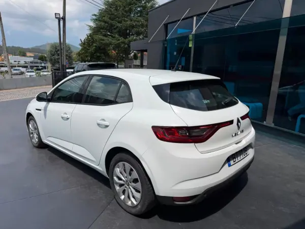 Renault Mégane 2018 - 15500 EUR, 146000 km - AUTO.MOTO.pt - 146000km - foto 6 de 11