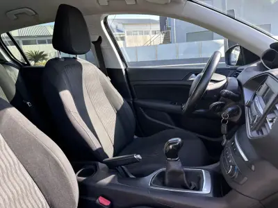 Peugeot 308 2018 - 12500 EUR, 280000 km - AUTO.MOTO.pt - 280000km - foto 38 de 41