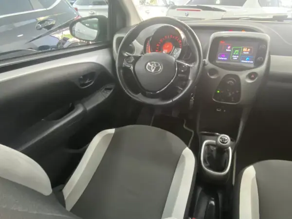 Toyota Aygo 2015 - 9850 EUR, 116267 km - AUTO.MOTO.pt - 116267km - foto 28 de 34