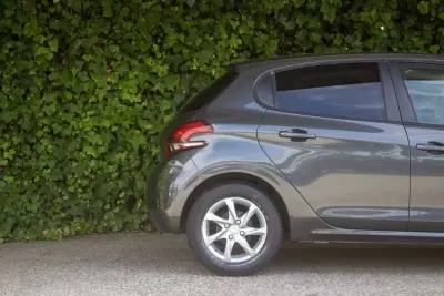 Peugeot 208 2015 - 9900 EUR, 153000 km - AUTO.MOTO.pt - 153000km - foto 4 de 16