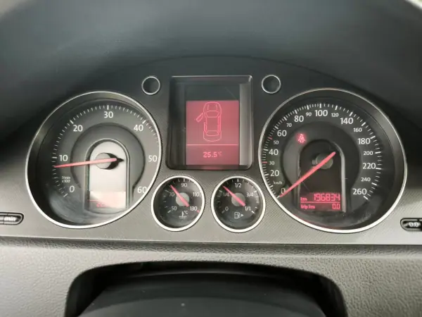 Volkswagen Passat Variant 2006 - 4950 EUR, 196789 km - AUTO.MOTO.pt - 196789km - foto 38 de 50