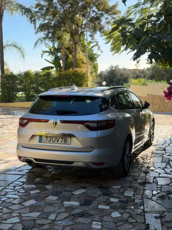 Renault Mégane 2018 - 16900 EUR, 102599 km - AUTO.MOTO.pt - 102599km - foto 4 de 12