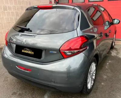 Peugeot 208 2017 - 8550 EUR, 102499 km - AUTO.MOTO.pt - 102499km - foto 4 de 10