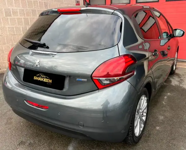 Peugeot 208 2017 - 8550 EUR, 102499 km - AUTO.MOTO.pt - 102499km - foto 4 de 10