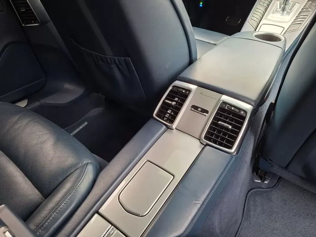 Porsche Panamera 2011 - 47900 EUR, 133621 km - 133621km - foto 27 de 36