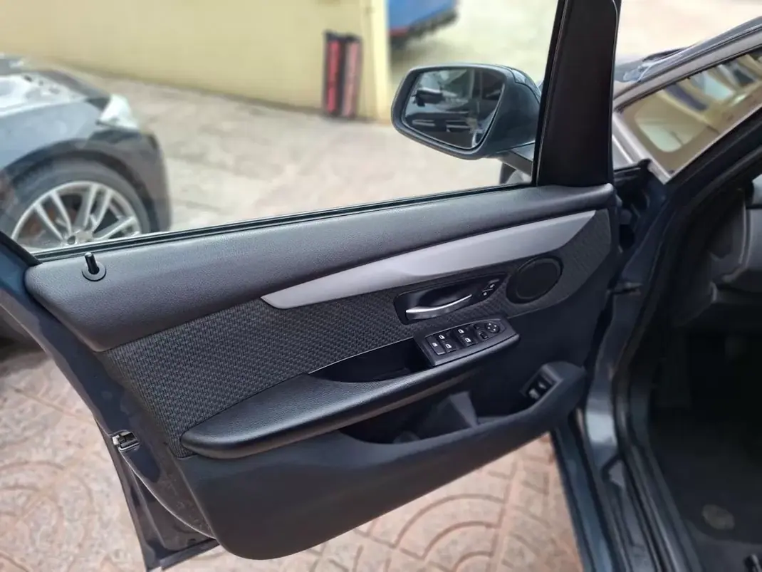 BMW 218 2014 - 8500 EUR, 490000 km - AUTO.MOTO.pt - 490000km - foto 15 de 33