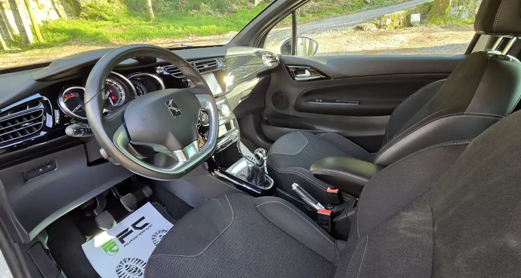 Citroën DS3 2015 - 9850 EUR, 185000 km - AUTO.MOTO.pt - 185000km - foto 13 de 19