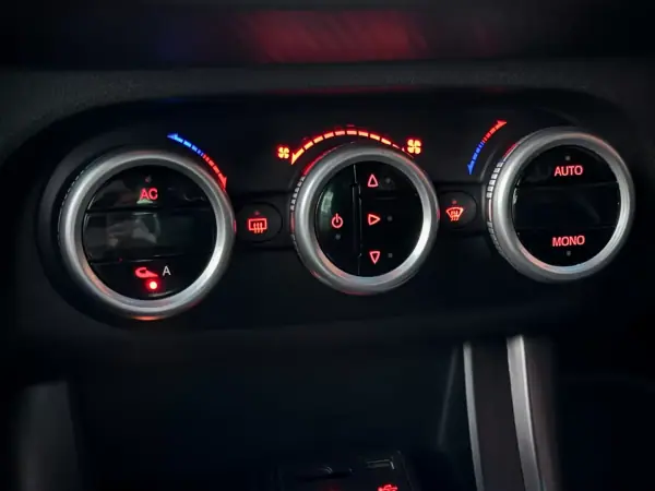 Alfa Romeo Giulietta 2016 - 13950 EUR, 139000 km - AUTO.MOTO.pt - 139000km - foto 15 de 18