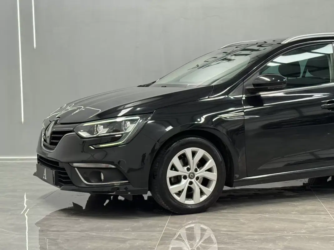 Renault Mégane Sport Tourer 2020 - 15990 EUR, 80000 km - AUTO.MOTO.pt - 80000km - foto 15 de 26