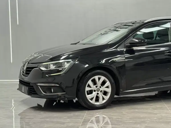 Renault Mégane Sport Tourer 2020 - 15990 EUR, 80000 km - AUTO.MOTO.pt - 80000km - foto 15 de 26