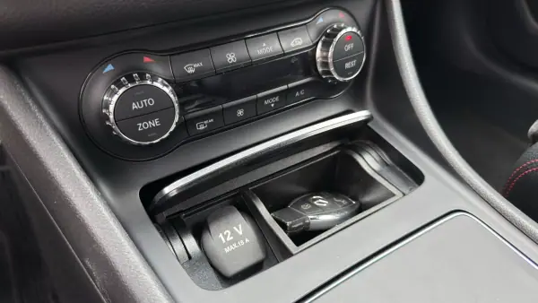 Mercedes-Benz CLA 200 2017 - 21800 EUR, 181000 km - AUTO.MOTO.pt - 181000km - foto 39 de 55