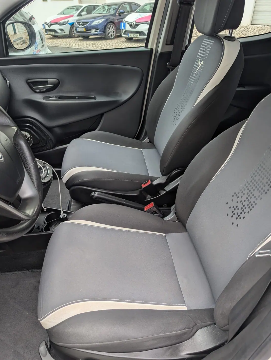 Lancia Ypsilon 2015 - 6400 EUR, 149756 km - 149756km - foto 4 de 15