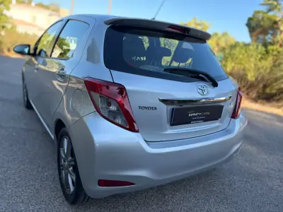 Toyota Yaris 2013 - 10999 EUR, 80000 km - AUTO.MOTO.pt - 80000km - foto 5 de 18