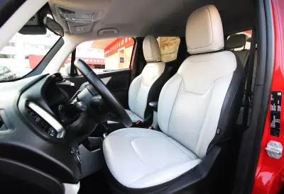 Jeep Renegade 2018 - 14990 EUR, 116000 km - AUTO.MOTO.pt - 116000km - foto 12 de 36