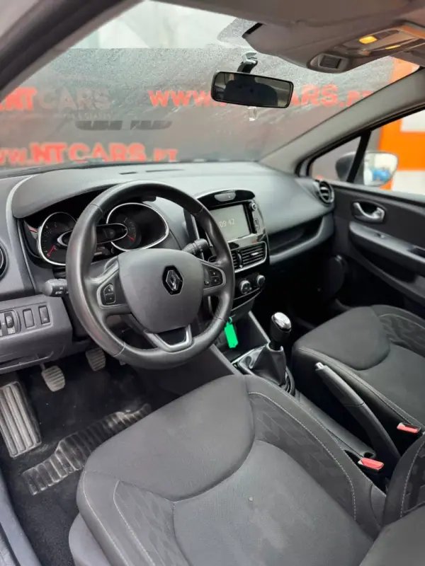 Renault Clio Sport Tourer 2019 - 11900 EUR, 191876 km - AUTO.MOTO.pt - 191876km - foto 15 de 18