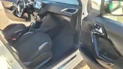 Peugeot 208 2016 - 7990 EUR, 83697 km - AUTO.MOTO.pt - 83697km - foto 6 de 10