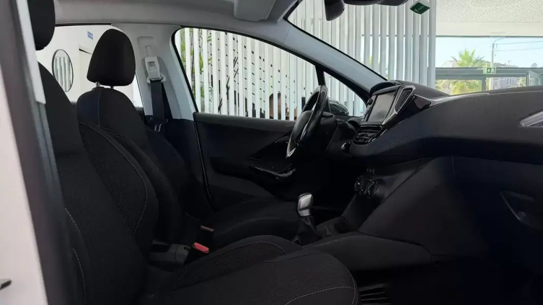 Peugeot 208 2016 - 9990 EUR, 105740 km - AUTO.MOTO.pt - 105740km - foto 21 de 23