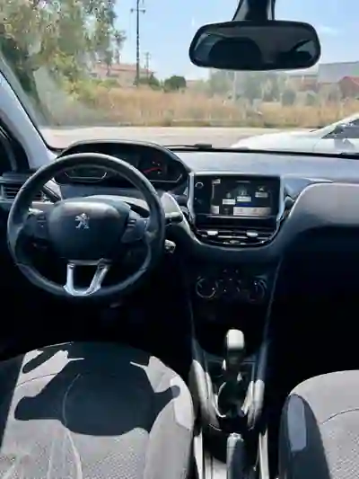 Peugeot 208 2013 - 8250 EUR, 213195 km - AUTO.MOTO.pt - 213195km - foto 6 de 12