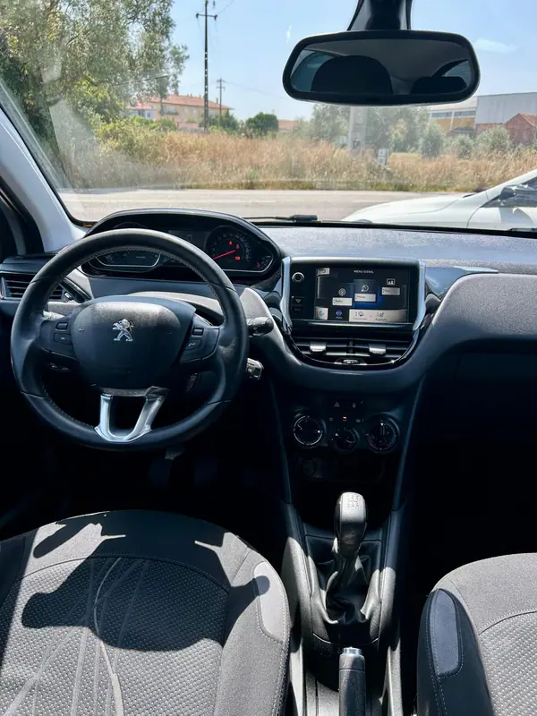 Peugeot 208 2013 - 8250 EUR, 213195 km - AUTO.MOTO.pt - 213195km - foto 6 de 12