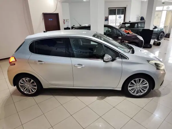 Peugeot 208 2018 - 9750 EUR, 81000 km - AUTO.MOTO.pt - 81000km - foto 9 de 26