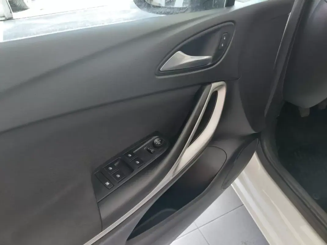 Opel Astra Sports Tourer 2020 - 12900 EUR, 137000 km - 137000km - foto 9 de 19