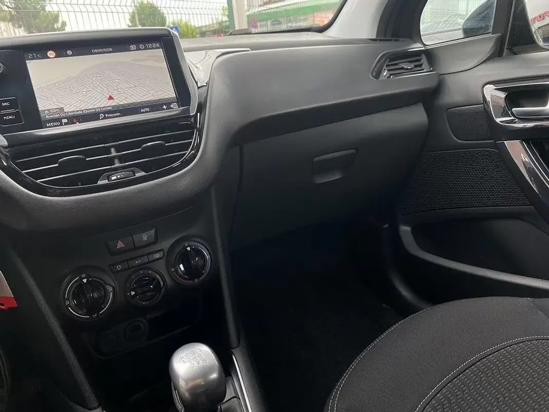 Peugeot 208 2019 - 11900 EUR, 151021 km - AUTO.MOTO.pt - 151021km - foto 18 de 21