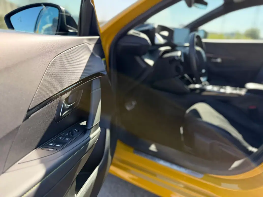 Peugeot 208 2022 - 16900 EUR, 69600 km - AUTO.MOTO.pt - 69600km - foto 21 de 21