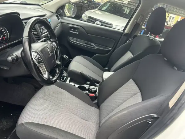 Mitsubishi L200 2022 - 29900 EUR, 136000 km - AUTO.MOTO.pt - 136000km - foto 8 de 12